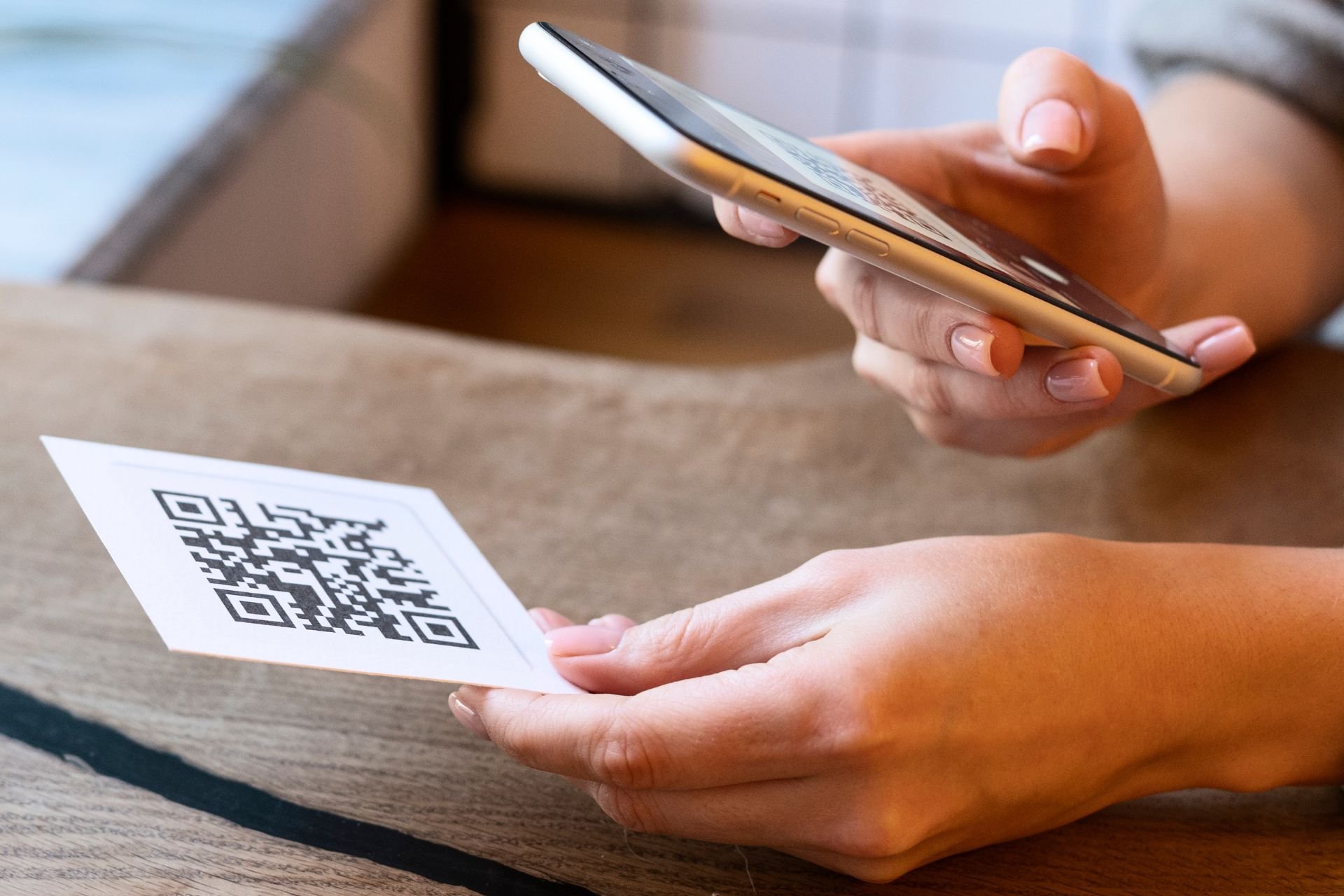 Cómo adaptar tu material impreso al auge del marketing phygital